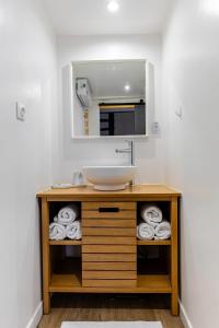 a bathroom with a sink and a mirror at Gîte de l'étoile 3 chambres - jacuzzi in Achenheim