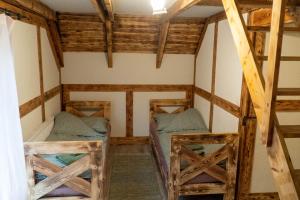 ZałakowoにあるZielony Domek/Green Houseの木製天井のドミトリールームの二段ベッド2台分です。