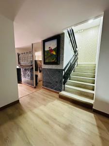 TV a/nebo společenská místnost v ubytování Hotel Lares 70 Laureles