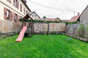 Herní místnost nebo prostor pro děti v ubytování Gîte de l'étoile Achenheim 3 chambres - jacuzzi