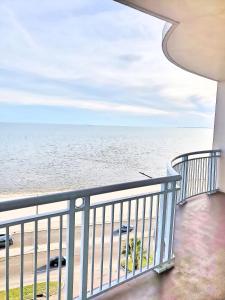 un balcón con vista a la playa en Legacy Tower Two 904, en Gulfport