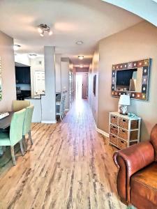 una sala de estar con un sofá y una mesa en Legacy Tower Two 904, en Gulfport