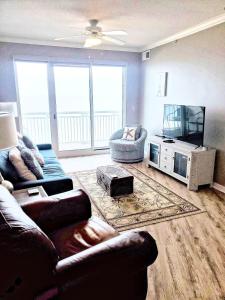 Una sala de estar con un sofá y un televisor de pantalla plana. en Legacy Tower Two 904, en Gulfport