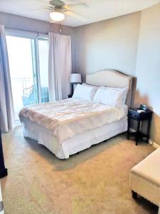 Un dormitorio con una cama y una ventana grande en Legacy Tower Two 904, en Gulfport