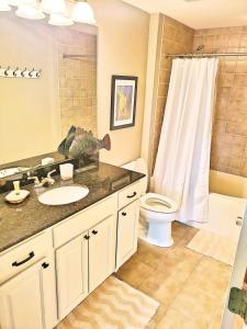 Un baño con lavabo, inodoro y ducha. en Legacy Tower Two 904, en Gulfport 5 fotos más