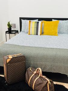 - une chambre avec un lit et une valise à l'étage dans l'établissement New Baixa Chiado Bedrooms, à Lisbonne
