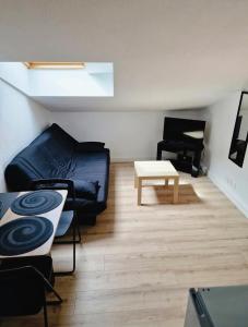 uma sala de estar com um sofá e uma mesa em Les flamants Roses la Capte • Hyères / 4pers em Hyères