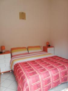 コスタ・レイにあるCasa Solaria Villetta singola panoramicissimaのベッドルーム1室(ベッド1台、ナイトスタンド2台付)