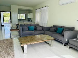 ein Wohnzimmer mit einer Couch und einem Couchtisch in der Unterkunft coral bay beach villa in Paphos City