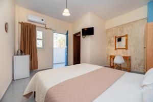 A bed or beds in a room at Onar Rooms & Studios