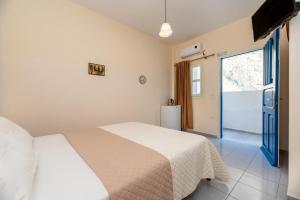 A bed or beds in a room at Onar Rooms & Studios