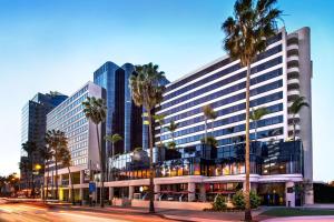 duży budynek z palmami przed nim w obiekcie Marriott Long Beach Downtown w mieście Long Beach