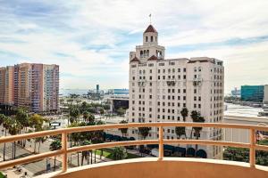 vista su un grande edificio bianco con torre di Marriott Long Beach Downtown a Long Beach