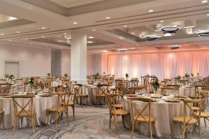 un salón de banquetes con mesas y sillas en una habitación en Marriott Long Beach Downtown, en Long Beach