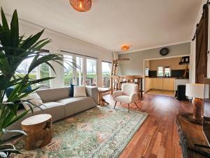 Ruang duduk di Beautiful holiday home with spacious garden