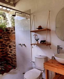 een badkamer met een toilet en een wastafel bij VilletaGreenView in Villeta