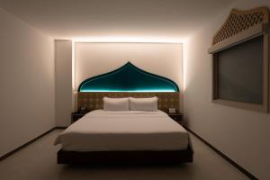 เตียงในห้องที่ Prixma Hotel