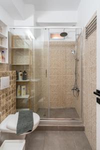 Kúpeľňa v ubytovaní Great 35 sq m Studio on 1st floor in bohemian Psyri in Athens' historic center-In Vivo Apartments