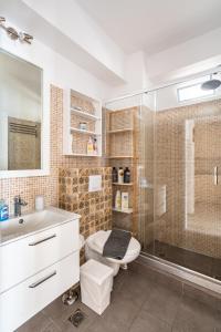 Kúpeľňa v ubytovaní Great 35 sq m Studio on 1st floor in bohemian Psyri in Athens' historic center-In Vivo Apartments