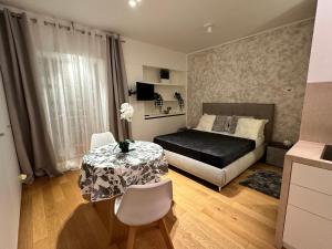 um quarto com uma cama, uma mesa e cadeiras em Palazzo Metropolis em Bari