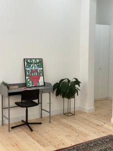 un bureau avec une plante et une photo sur celle-ci dans l'établissement New Baixa Chiado Bedrooms, à Lisbonne