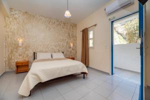 A bed or beds in a room at Onar Rooms & Studios