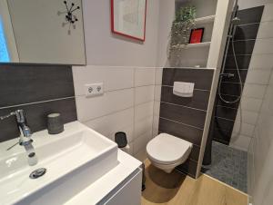 Un baño con un lavabo blanco y un inodoro. en Lütte Stuv, en Wyk auf Föhr