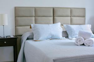Una cama con dos toallas y dos donuts. en 659 Suites en San Juan