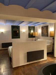 - un salon avec une cheminée et un lit dans l'établissement Apartamento ático-dúplex en Casa Rural Fundanal en Hoz de Jaca, à Hoz de Jaca