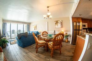 Kuchyň nebo kuchyňský kout v ubytování Beautiful Oceanfront Condo 505