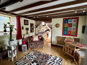 ein Wohnzimmer mit einem Sofa und einem Tisch in der Unterkunft Brecon Boutique Breaks Wild Land in Sennybridge