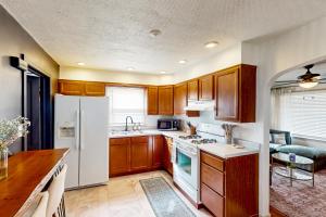 印第安納波利斯的住宿－Little Yellow B&B，厨房配有木制橱柜和白色冰箱。