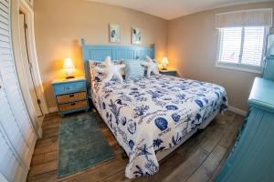 Postel nebo postele na pokoji v ubytování Beautiful Oceanfront Condo 505