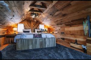 - une chambre dans une cabane en rondins avec un lit dans l'établissement Bear Necessities, à Sevierville