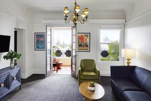 uma sala de estar com um sofá e uma cadeira em Mount View Hotel & Spa em Calistoga