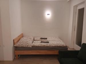 Säng eller sängar i ett rum på Central Rooftop Apartment with Balcony