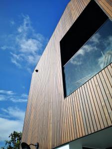 a building with a window on the side of it at Oak Retreat House in Lagoa