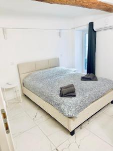 ein Schlafzimmer mit einem Bett mit zwei Handtüchern darauf in der Unterkunft T3 carré d’or plein centre in Nizza