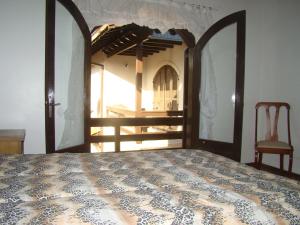 1 dormitorio con 1 cama y 1 silla en una habitación en Oberherr, en Gramado