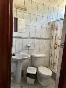 La salle de bains est pourvue de toilettes et d'un lavabo. dans l'établissement Ñariwalac, à Piura