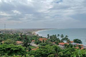 a view of a beach with houses and the ocean at Apartamento à beira-mar. Beachfront apartment in São Gonçalo do Amarante