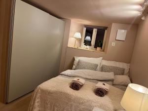 - une petite chambre avec un lit et 2 serviettes dans l'établissement Brand new flat, parking!, à Bergen