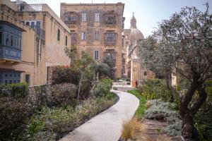 una passerella di fronte a un grande edificio di Blue Door Valletta a La Valletta