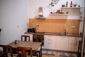 una cucina con tavolo e lavandino di Blue Door Valletta a La Valletta