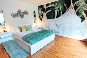ミュンヘンにあるHOMELY STAY - Serenity Greens Studioのベッドルーム(白いベッド、緑の毛布付)
