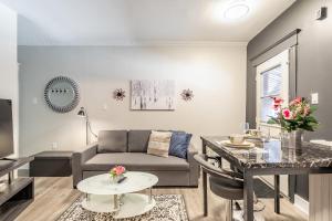 - un salon avec un canapé et une table dans l'établissement James St Apartment Unit - Sleeps 6, à Hamilton