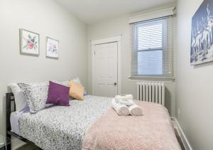 - une chambre avec un lit et 2 serviettes dans l'établissement James St Apartment Unit - Sleeps 6, à Hamilton