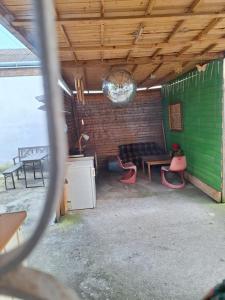 ลานเฉลียงหรือพื้นที่กลางแจ้งของ Alte Volksschule Raiding +4 ภาพ