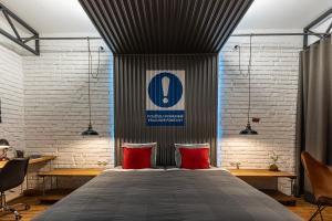 ein Schlafzimmer mit einem großen Bett mit roten Kissen in der Unterkunft Solaris in Ostrava
