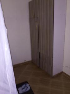 una habitación vacía con una cama y una puerta en Annex, en Kakamega